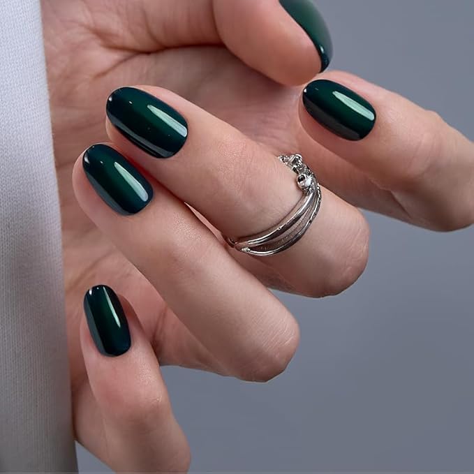 C7 - Dark Green Nails