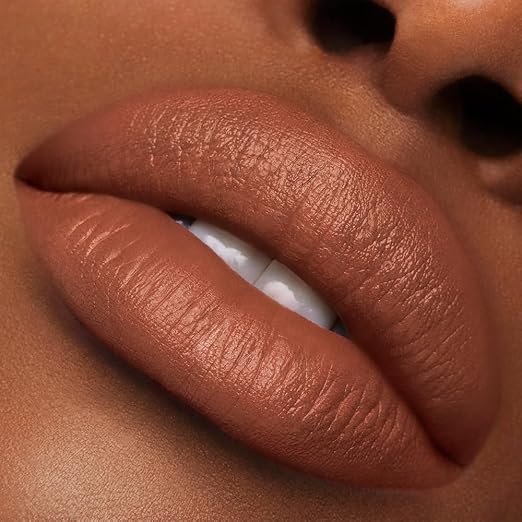 818 Covetable - Caramel with a warm undertone